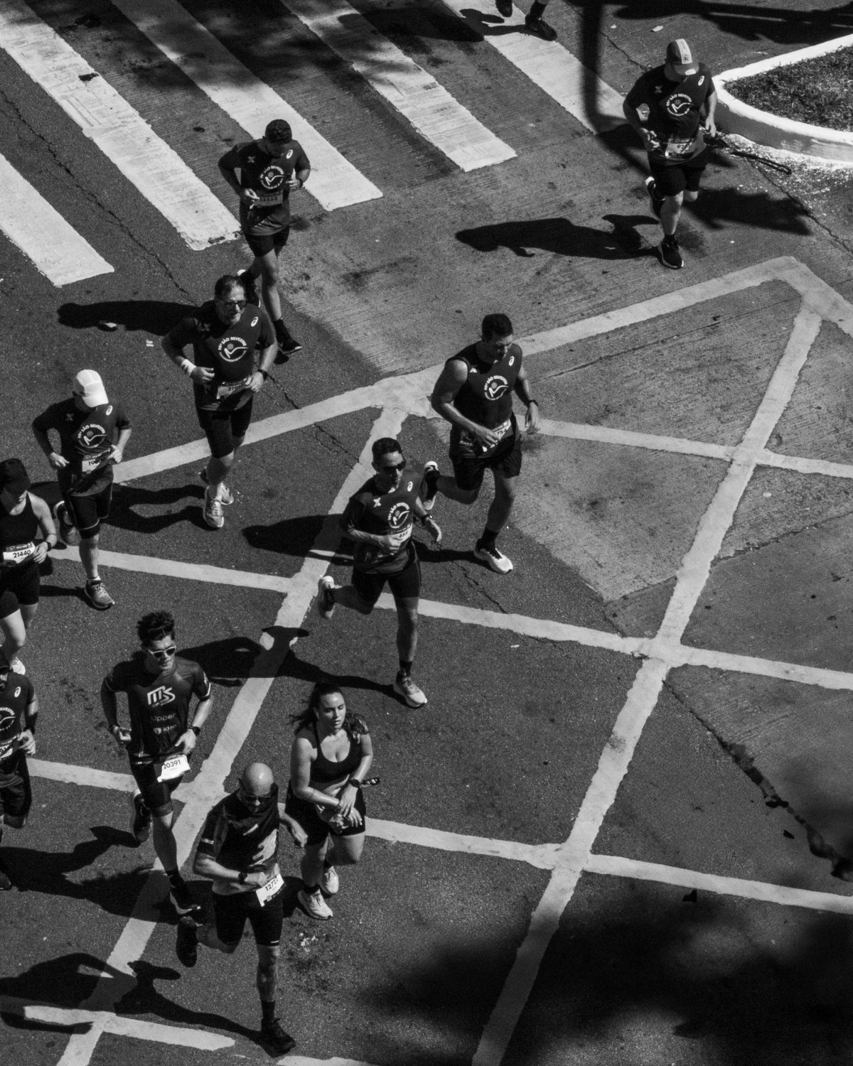 Corredores numa rua de São Paulo vistos de cima; imagem ilustrativa, sem relação com provas do calendário